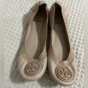 Tory Burch Women's 9M Caroline Ballet Flat Beige Tan Logo Slip On Preppy Office